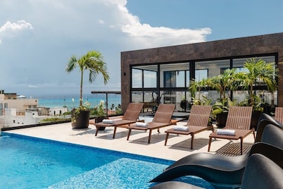 Ocean View Studio in the Heart of Playa del Carmen with Rooftop Infinity Pool