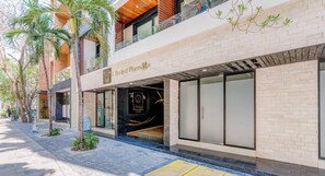Um edifício moderno com uma placa que diz 'A Perfect Place 14th'.