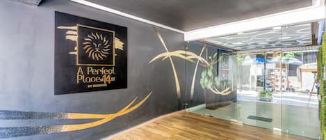 Ein modernes Interieur mit einem Logo für 'A Perfect Place at 141ST' und einem Holzboden.