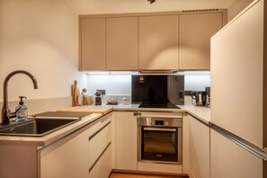 Een koelkast, een magnetron, een oven, een vaatwasser