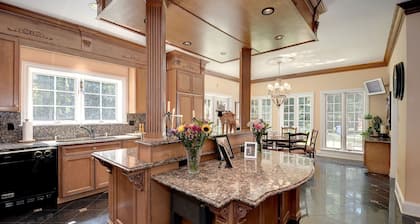 Potomac Mansion Close to Nature, Culture & DC