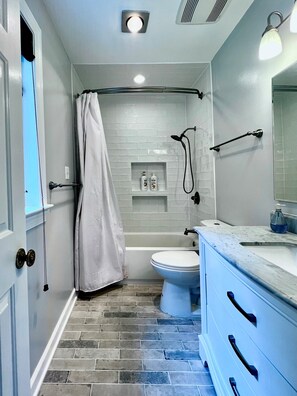 Shower, hair dryer, bidet, towels