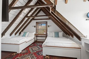 4 camere, una scrivania, ferro/asse da stiro, culla da viaggio