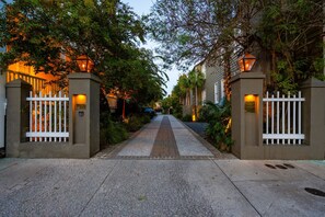 Property grounds - 6A at Saint Philip Square, One Block to King, Classic Charleston Comfort (Charleston)