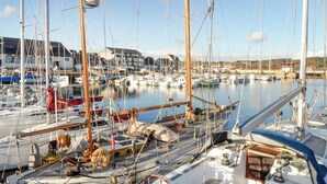 Ein Yachthafen mit mehreren Segelbooten, die vertäut sind.