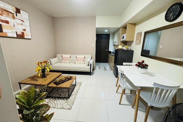 Business appartement | Woonruimte | Een 55-inch lcd-televisie met digitale zenders en Netflix