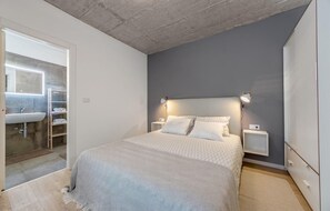 3 bedrooms, travel cot, free WiFi, bed sheets