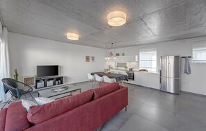TV - Awesome home in Liznjan (Liznjan)