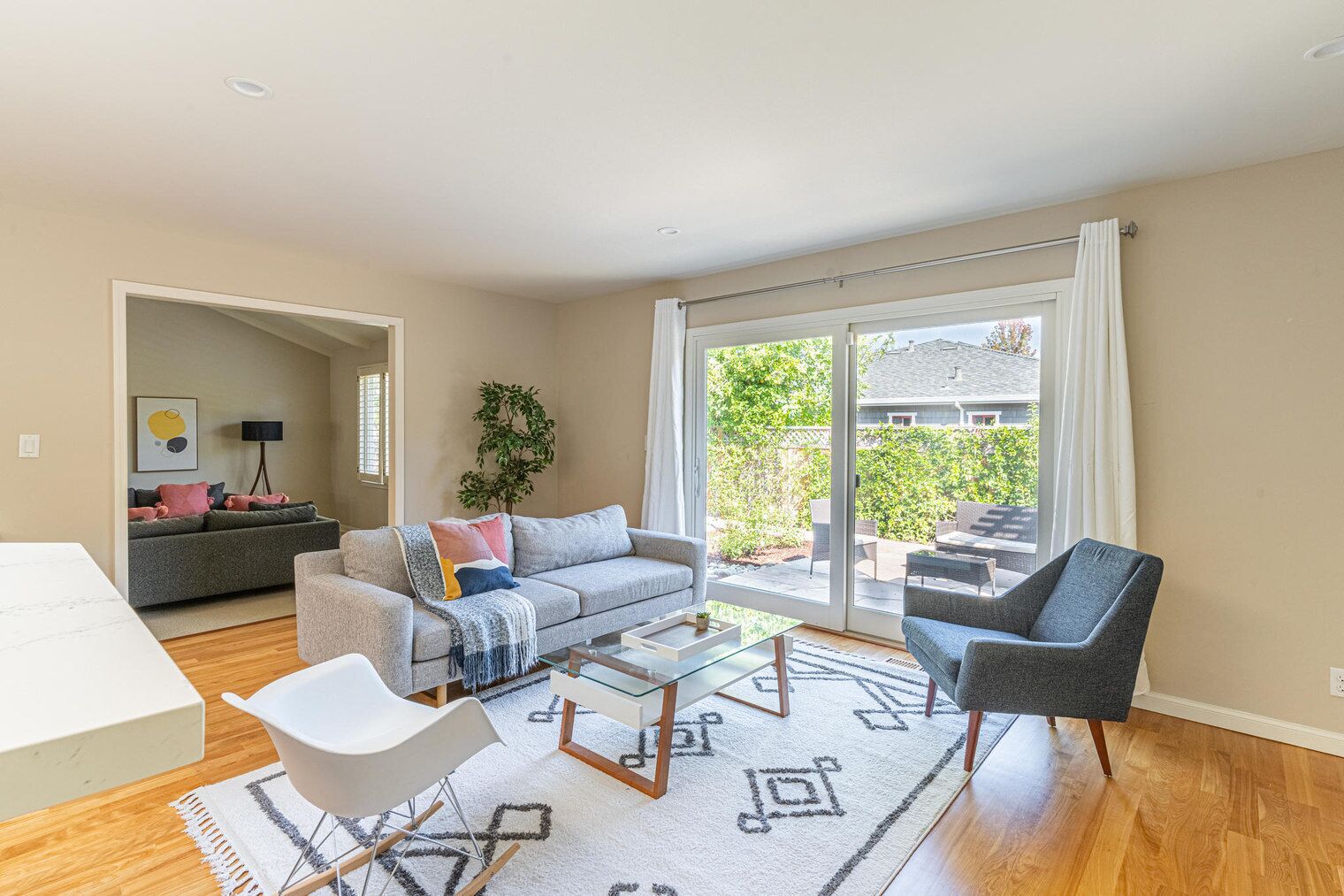 Dreamy Mountain View 4BR w/ Backyard & Vaulted Ceilings, by Blueground