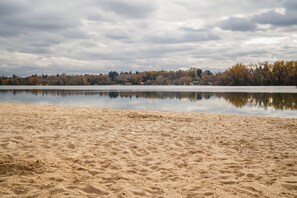 Beach - Modern Lakefront Escape. Tranquil Haven: Ski & Beach Retreat. 
 (Lakewood)