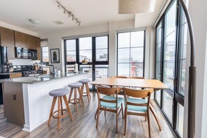 Frigorifero, microonde, forno, piano cottura