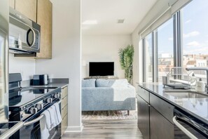 Fridge, microwave, oven, stovetop - Sleek Shaw 1BR w/ Elevator, nr Dining & Green Spaces, by Blueground (Washington, D.C.)