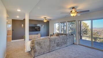 Fernseher, Tischfußball, Bücher