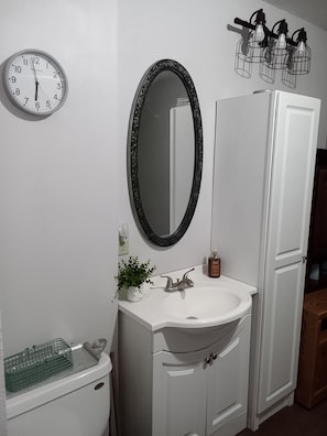 Een douche, een haardroger, handdoeken, zeep