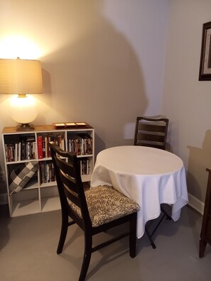 Frokost med lokale retter er inkludert hver dag