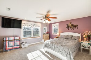 4 bedrooms, desk, iron/ironing board, Internet