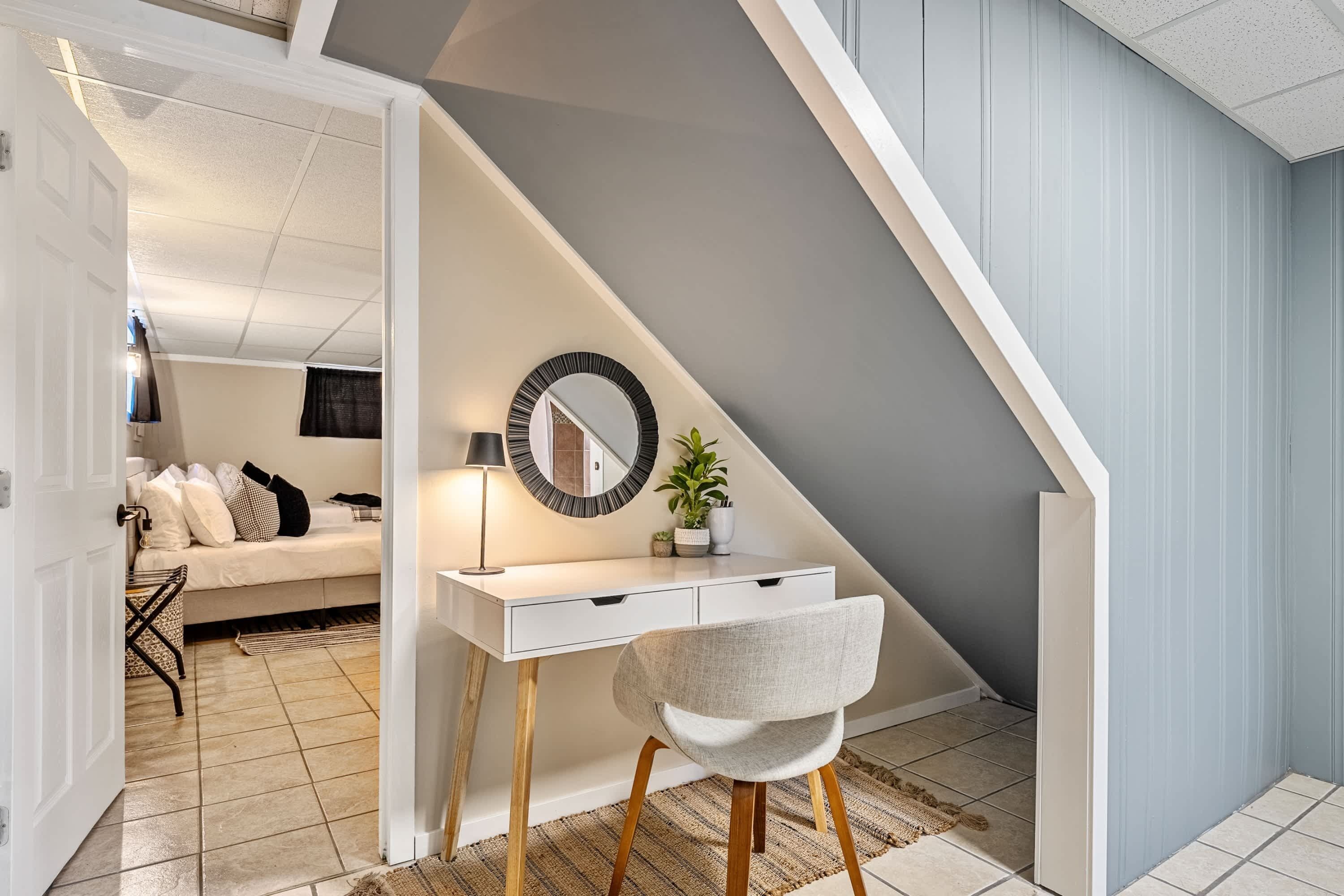 2 soverom, skrivebord, strykejern/-brett og wi-fi