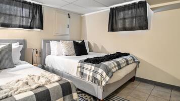 2 habitaciones, escritorio, tabla de planchar con plancha y wifi