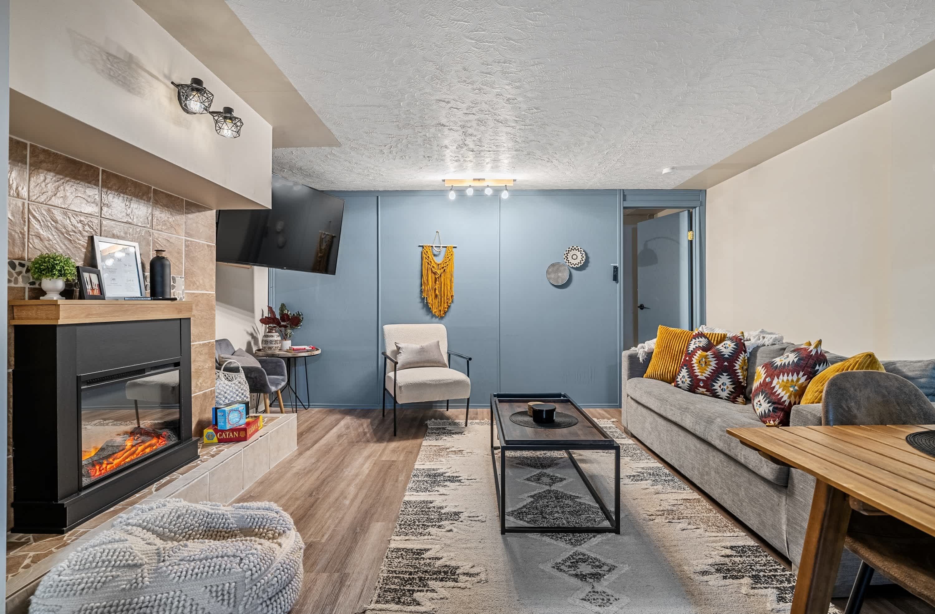 Télévision, cheminée, espaces bureaux