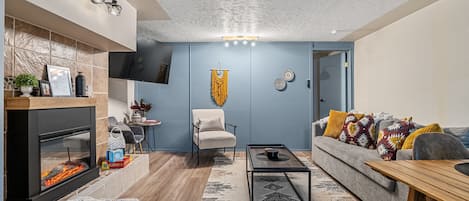 تلفزيون، مدفأة، مكتب