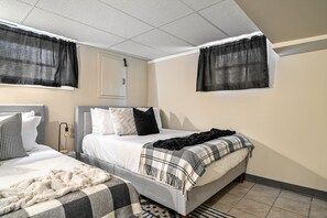 2 habitaciones, escritorio, tabla de planchar con plancha y wifi 