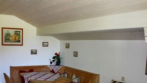 Un accogliente soggiorno con un tavolo da pranzo in legno, un divano e un tavolino.