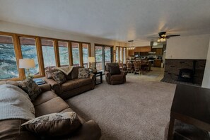 Una televisión, una chimenea, un futbolín, una mesa de tenis de mesa