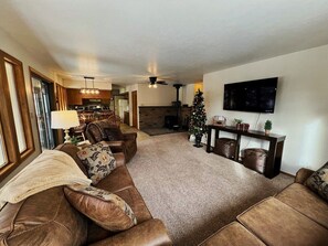 Televisio, takka, pöytäjalkapallopöytä, pöytätennispöytä