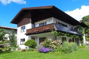 Exterior - Vacation apartment with 57 sqm and 1 bedroom for 2 persons. South-facing terrace with mountain view (Bergen)