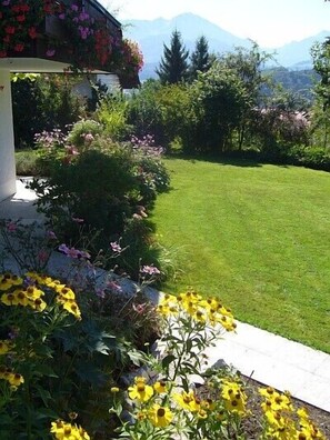 Property grounds - Vacation apartment with 57 sqm and 1 bedroom for 2 persons. South-facing terrace with mountain view (Bergen)