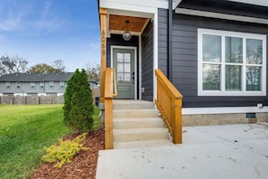 Exterior detail - NEW Townhome *Sleeps 8* in 4bd/2.5bth (Nashville)