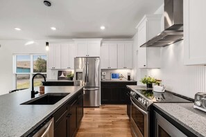 Fridge, microwave, oven, stovetop - NEW Townhome *Sleeps 8* in 4bd/2.5bth (Nashville)