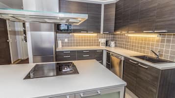 Refrigerador, microondas, lavavajillas, silla alta para bebés