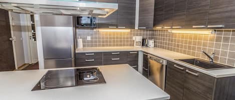 Jääkaappi, mikroaaltouuni, astianpesukone, syöttötuoli