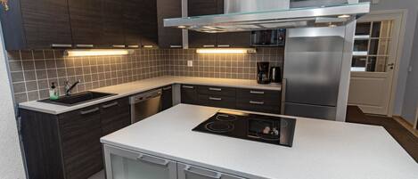 Refrigerador, microondas, lavavajillas, utensilios de cocina