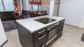 Jääkaappi, mikroaaltouuni, astianpesukone