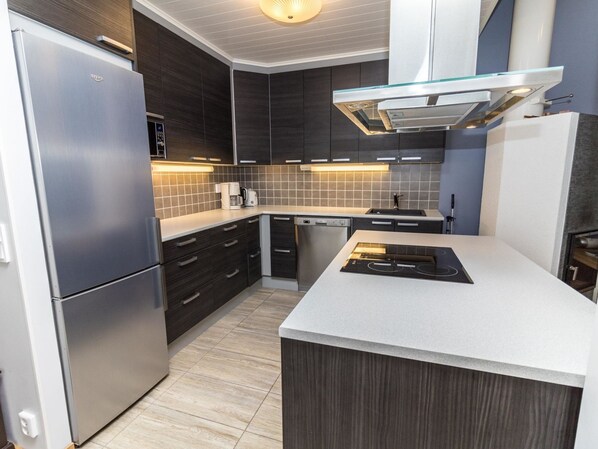 Refrigerador, microondas, lavavajillas y utensilios de cocina 