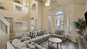 Älytelevisio, takka, videopelejä, kirjoja