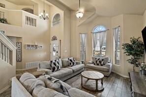 Téléviseur connecté, foyer, jeux vidéo, livres