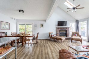 TV, fireplace
