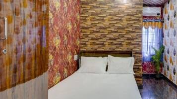 Standard Room | 1 bedroom, hypo-allergenic bedding, desk, free WiFi