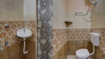 Standard Room | Bathroom | Shower, rainfall showerhead, free toiletries, towels