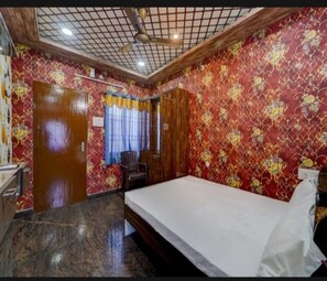 Hypo-allergenic bedding, desk, free WiFi, bed sheets