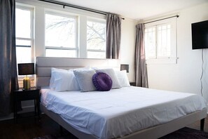 4 soverom, skrivebord, strykejern/-brett og reiseseng for barn