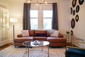 TV, bøker, stereoanlegg og kontorer