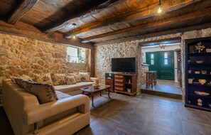 Cheminée, table de tennis de table, chaîne hi-fi