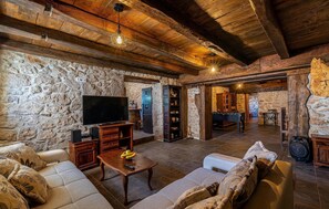 Fireplace, ping pong, stereo