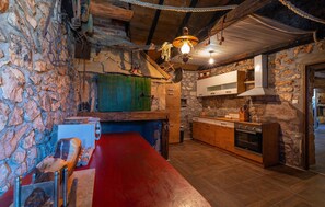 Fridge, oven, dishwasher, coffee/tea maker