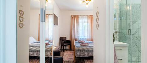 6 bedrooms, travel crib, free WiFi, bed sheets