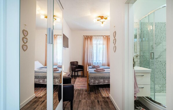 6 chambres, lit parapluie, Wi-Fi gratuit, draps fournis